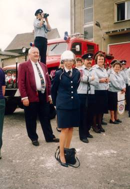 1983 Die Feuerwehrkapelle aus Nizza Frankreich ist zu Gast beim Maibaumsetzen in Hermsdorf und stattet natürlich auch der Feuerwehr einen Besuch ab.